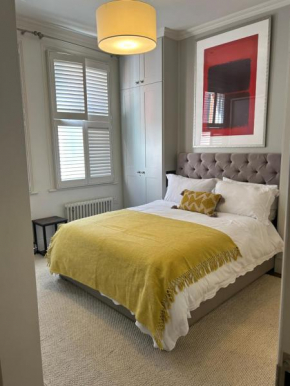 Chelsea flat, convenient and quiet